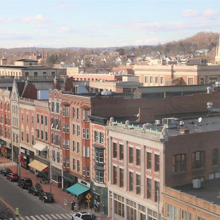 Hotel Courtyard Waterbury Downtown Exterior foto